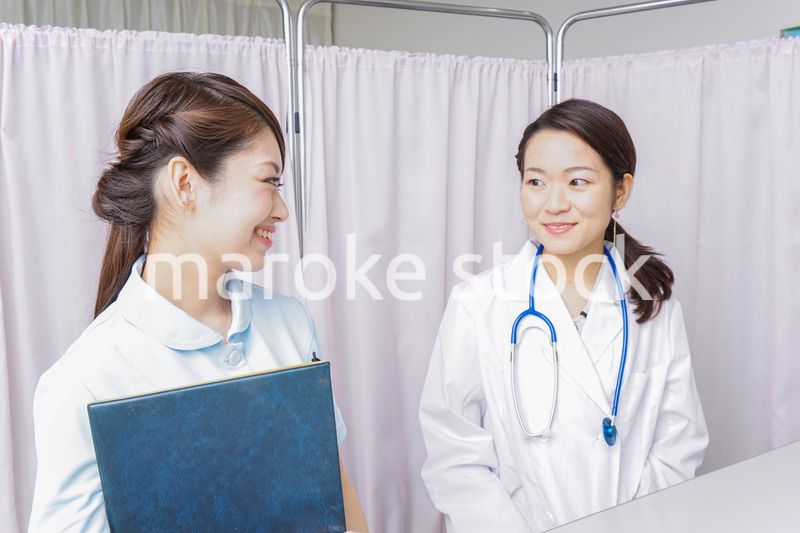 ミーティングをする医師と看護師