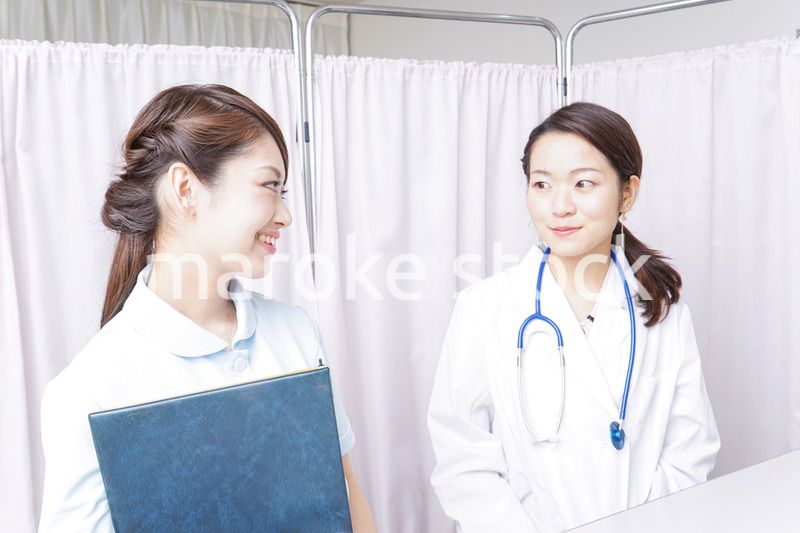 病院に勤務する医師と看護師