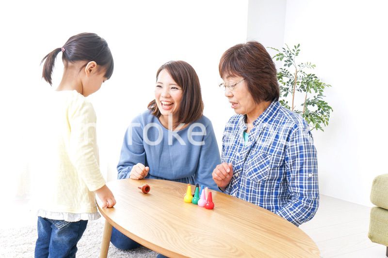 子供と遊ぶ幸せな家族イメージ