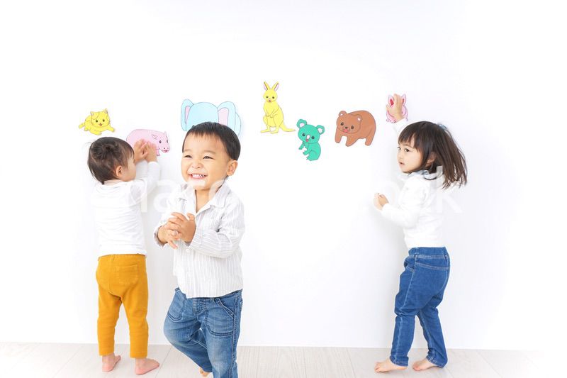 保育園で遊ぶ子供たち