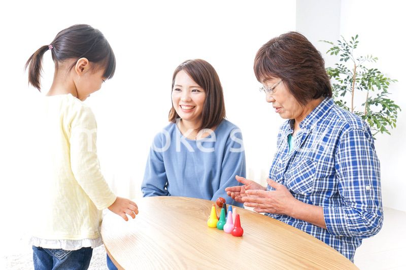 子供と遊ぶ幸せな家族イメージ