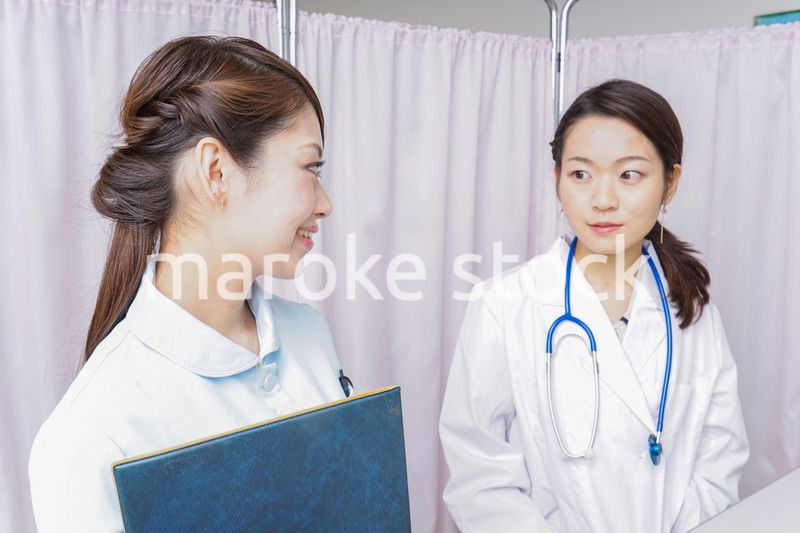 ミーティングをする医師と看護師