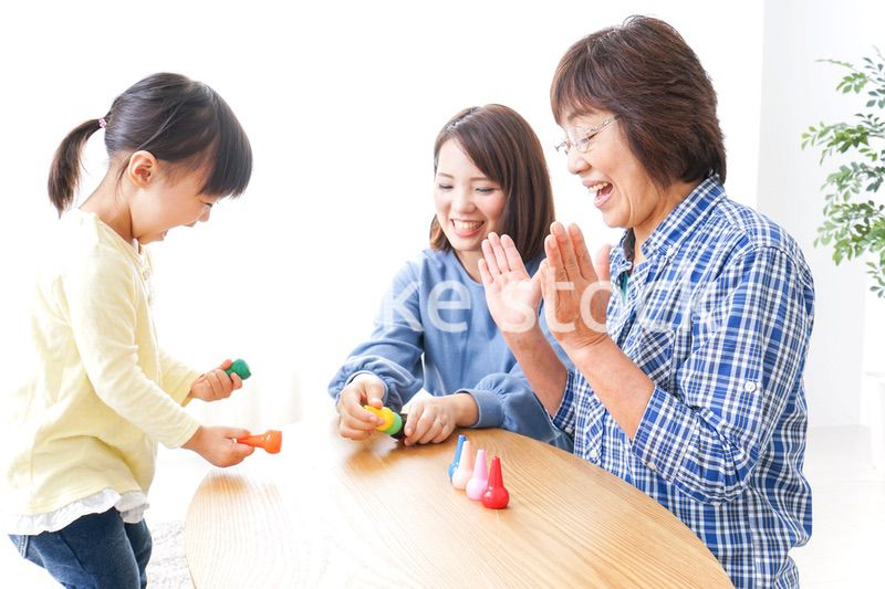 子供と遊ぶ幸せな家族イメージ