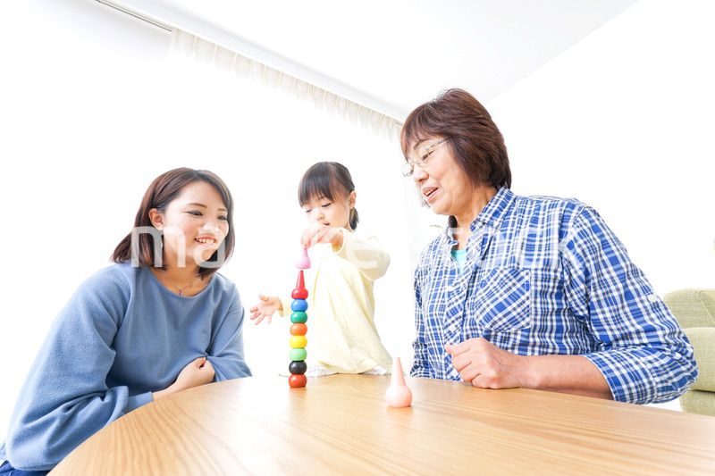 子供と遊ぶ幸せな家族イメージ