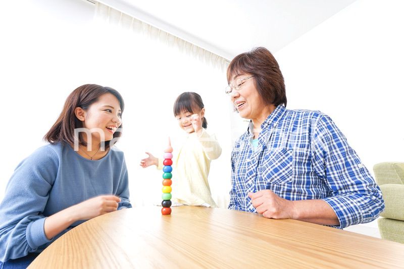 子供と遊ぶ幸せな家族イメージ