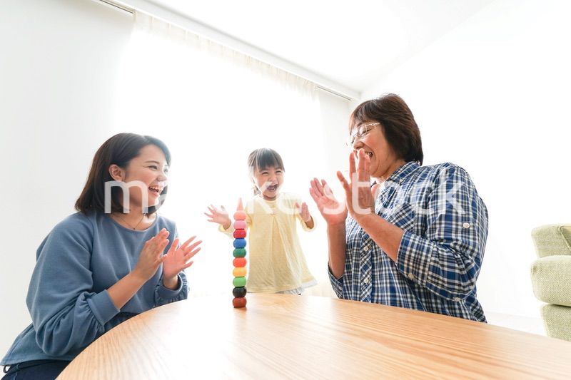 子供と遊ぶ幸せな家族イメージ