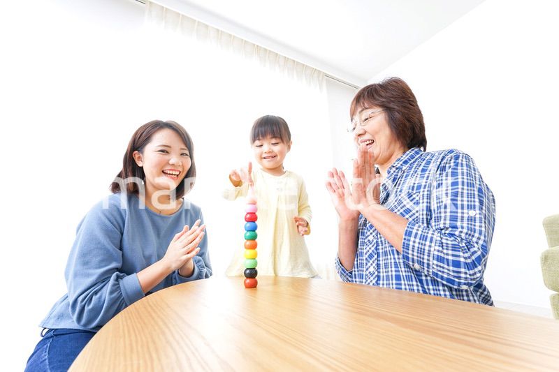 子供と遊ぶ幸せな家族イメージ