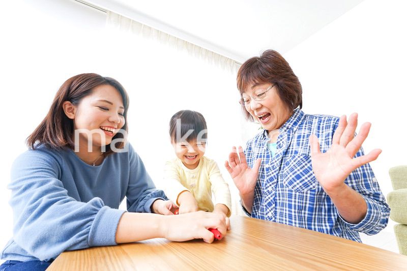 子供と遊ぶ幸せな家族イメージ