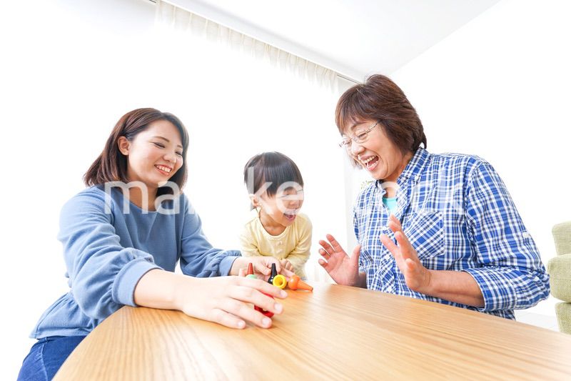 子供と遊ぶ幸せな家族イメージ