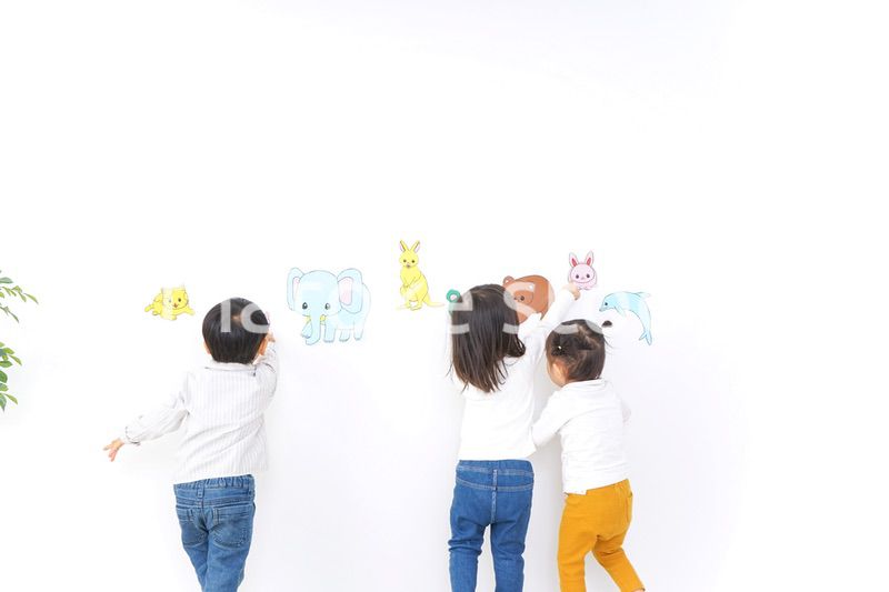 保育園で遊ぶ子供たち