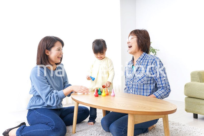 子供と遊ぶ幸せな家族イメージ