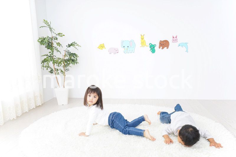 二人で遊ぶ女の子と男の子