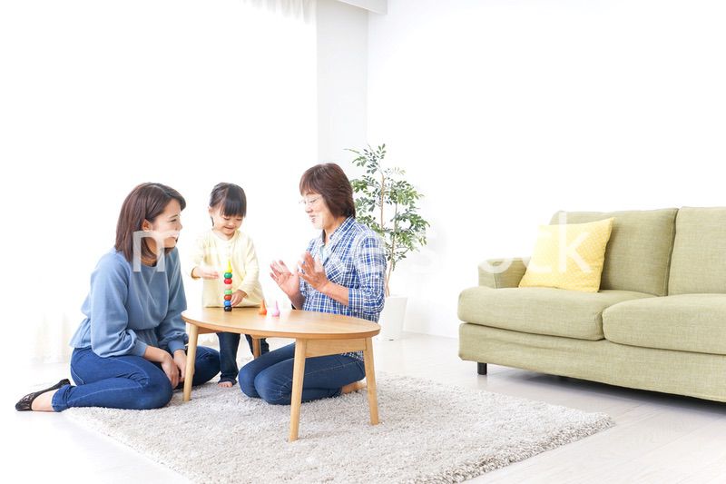 子供と遊ぶ幸せな家族イメージ