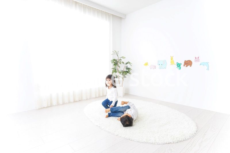 二人で遊ぶ女の子と男の子