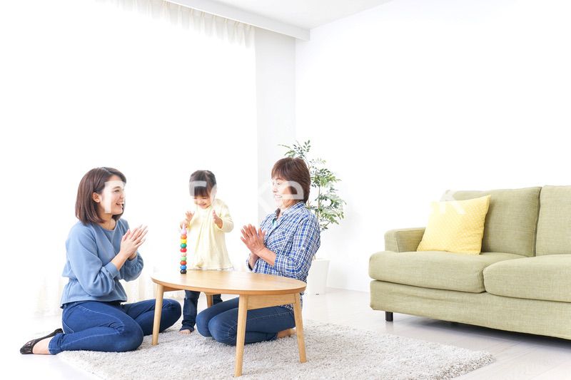子供と遊ぶ幸せな家族イメージ