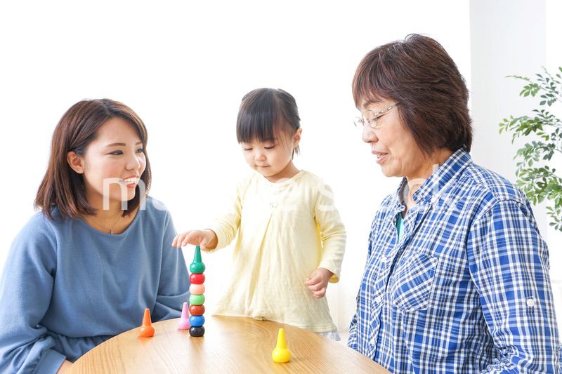 子供と遊ぶ幸せな家族イメージ