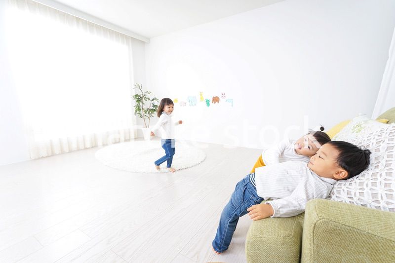 家で友だちと遊ぶ子供