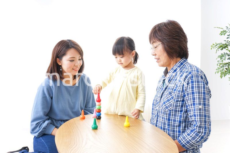子供と遊ぶ幸せな家族イメージ
