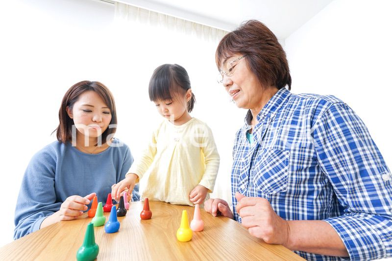 子供と遊ぶ幸せな家族イメージ