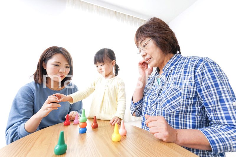 子供と遊ぶ幸せな家族イメージ