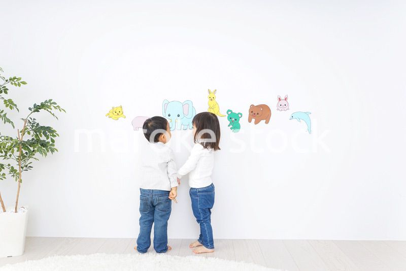 二人で遊ぶ女の子と男の子