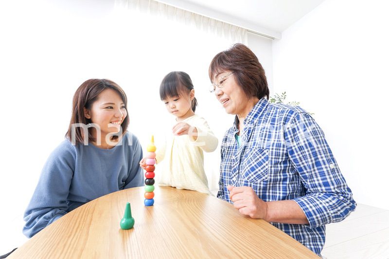 子供と遊ぶ幸せな家族イメージ