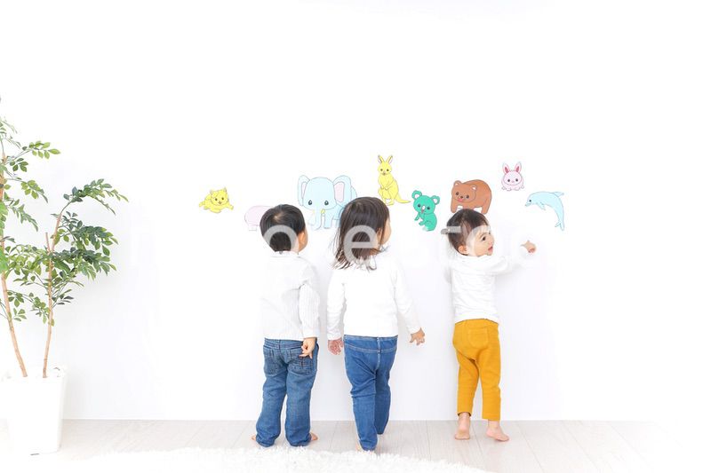 保育園で遊ぶ子供たち