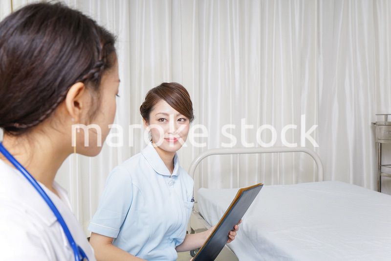 病院に勤務する医師と看護師