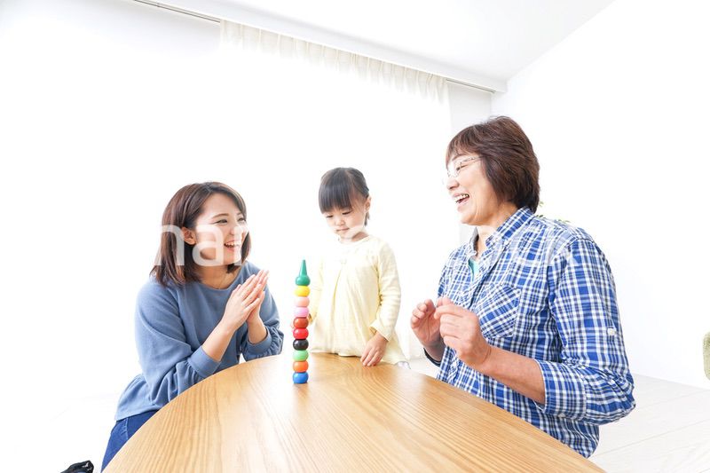 子供と遊ぶ幸せな家族イメージ