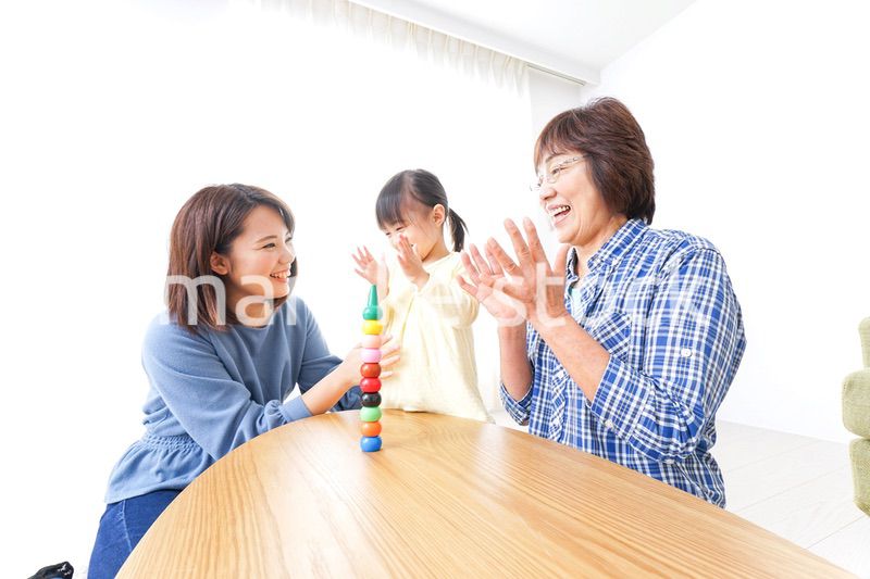 子供と遊ぶ幸せな家族イメージ