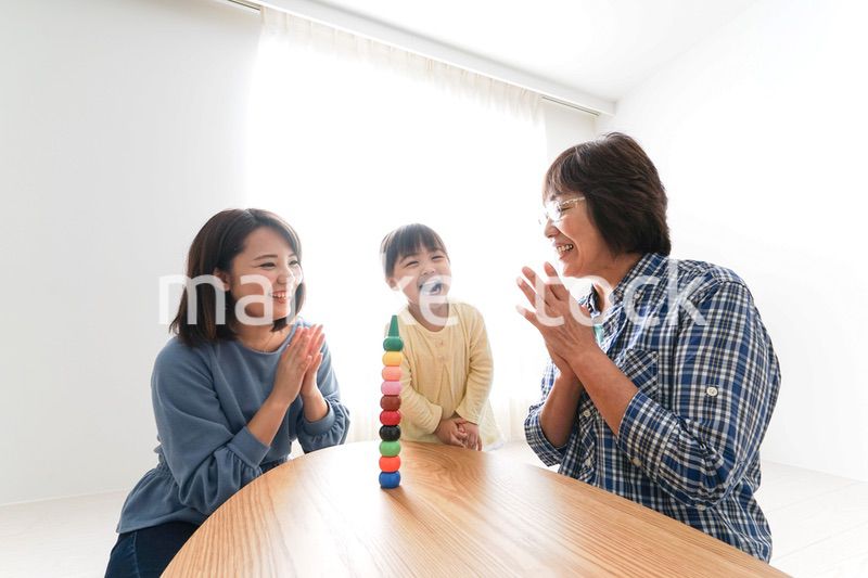 子供と遊ぶ幸せな家族イメージ