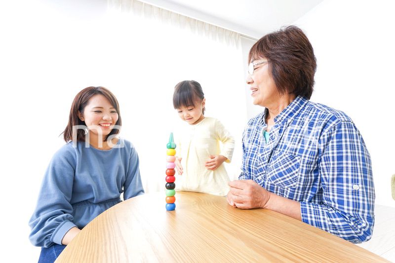 子供と遊ぶ幸せな家族イメージ