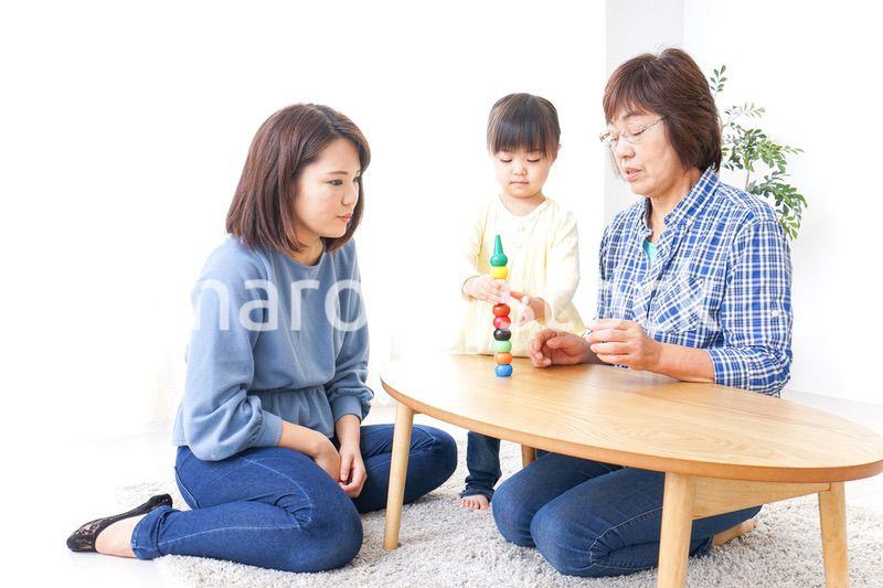 子供と遊ぶ幸せな家族イメージ