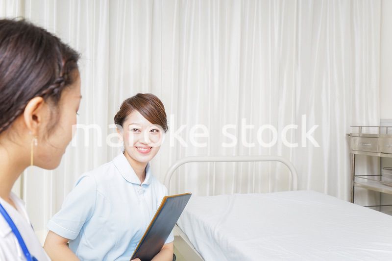 ミーティングをする医師と看護師