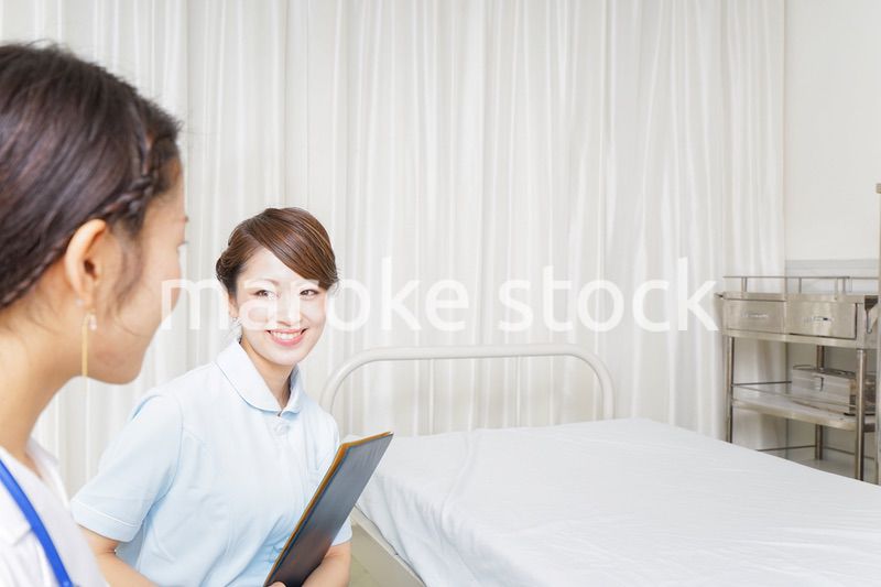 ミーティングをする医師と看護師