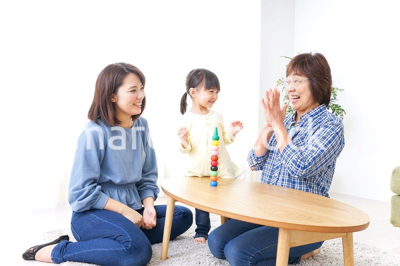 子供と遊ぶ幸せな家族イメージ