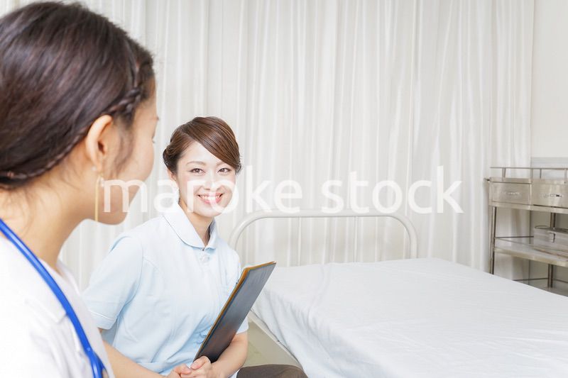 ミーティングをする医師と看護師