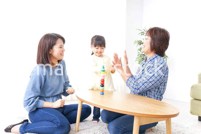 子供と遊ぶ幸せな家族イメージ