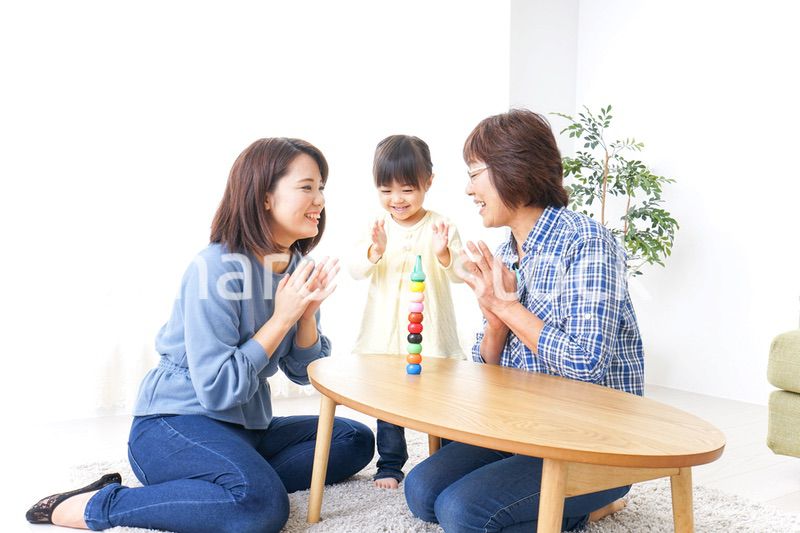 子供と遊ぶ幸せな家族イメージ