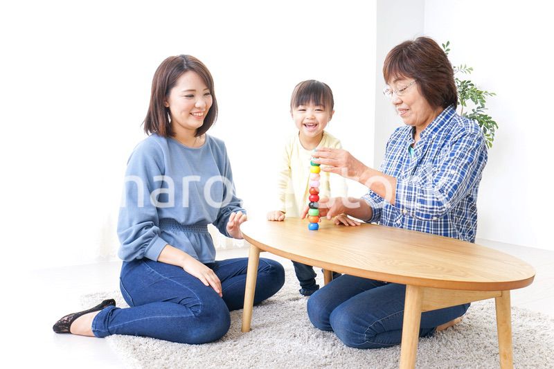 子供と遊ぶ幸せな家族イメージ