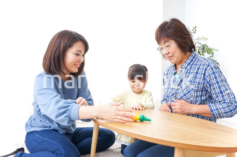 子供と遊ぶ幸せな家族イメージ