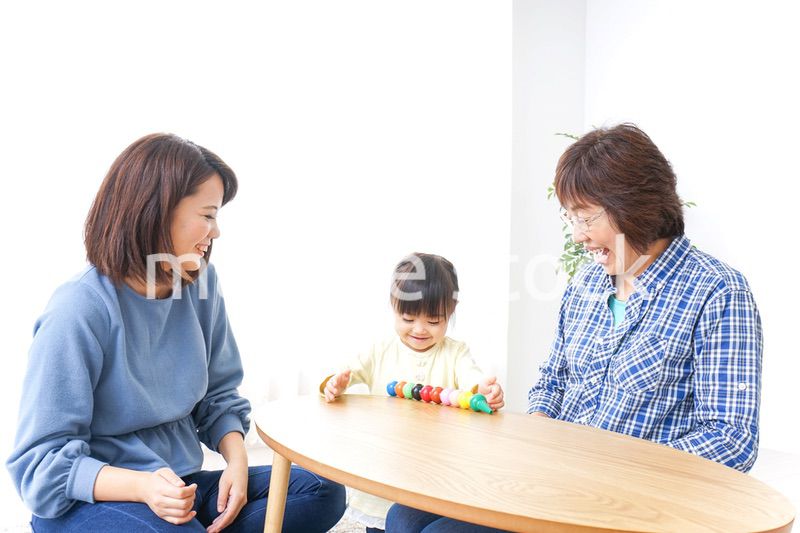 子供と遊ぶ幸せな家族イメージ