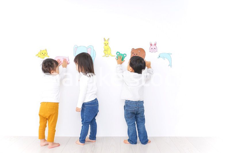 保育園で遊ぶ子供たち