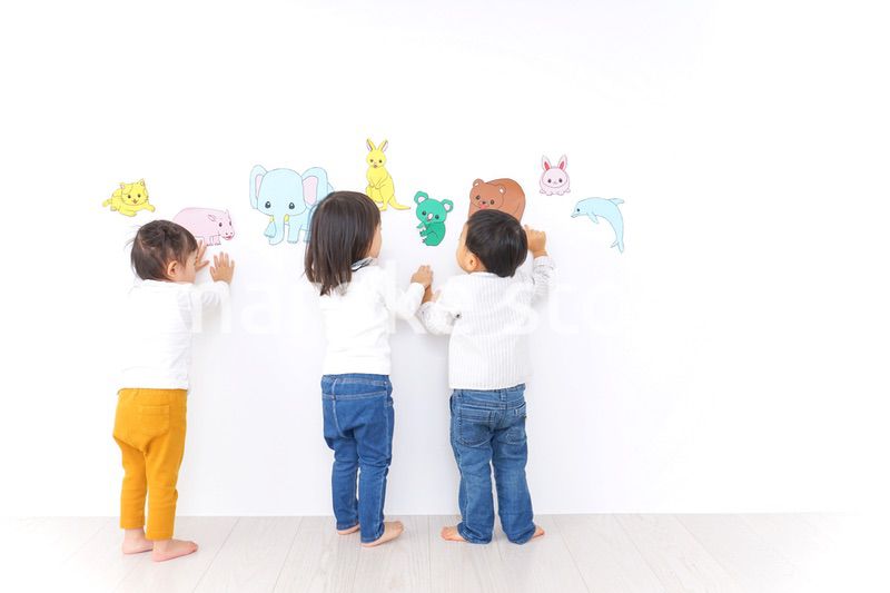 保育園で遊ぶ子供たち