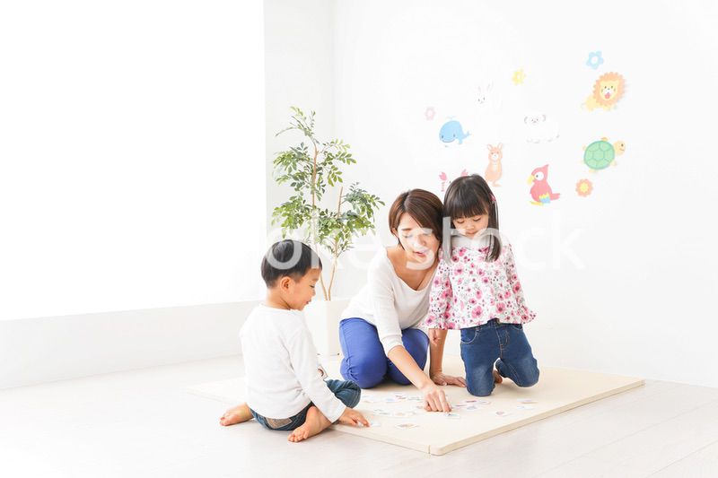 英語教室でカルタをする子どもたち