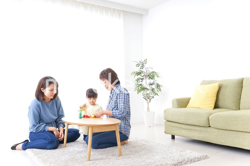 子供と遊ぶ幸せな家族イメージ
