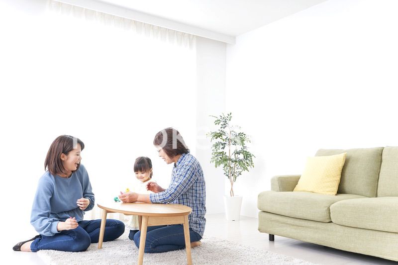 子供と遊ぶ幸せな家族イメージ