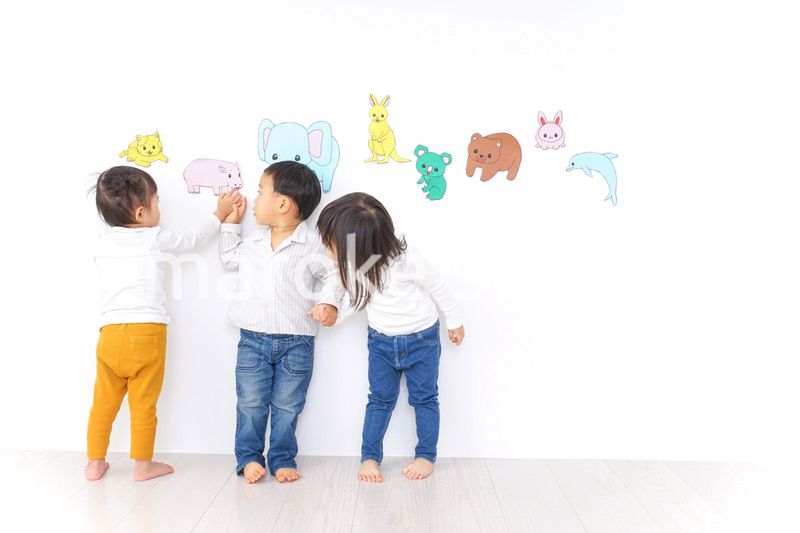 保育園で遊ぶ子供たち