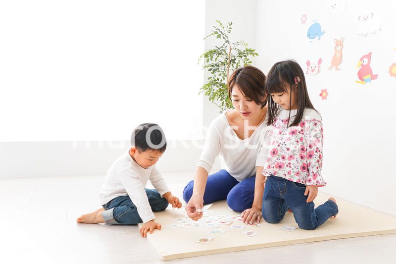 英語教室でカルタをする子どもたち