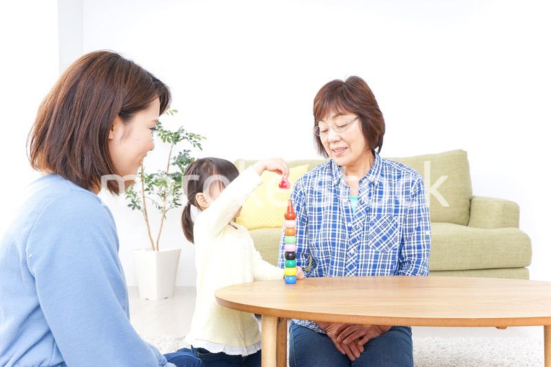 子供と遊ぶ幸せな家族イメージ